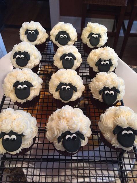 Easy Sheep Cupcakes, Lamb Cupcakes Sheep, Sheep Cupcakes Ideas, Goat Cupcakes, Sheep Cake Ideas, Cow Cupcakes Ideas, Black And White Desserts, Cute Animal Cupcakes, Cupcakes Animals