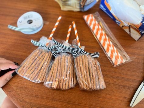 Pretzel Broomstick Treats, Pretzel Broomsticks, Non Candy Halloween Treats, Fun Halloween Snacks, Pretzel Bags, Halloween Pretzels, Pretzel Snacks, Witches Broomsticks, Perfect Halloween Party