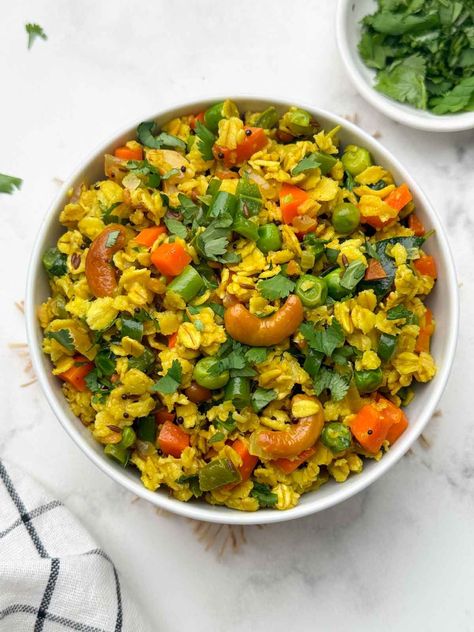 vegetable oats upma served in a bowl with coriander leaves on the side Oats Upma, Roasted Oats, Oat Bowls, Quick And Healthy Breakfast, Upma Recipe, Oat Smoothie, Indian Diet, Healthy Breakfast Recipe, Breakfast Meals