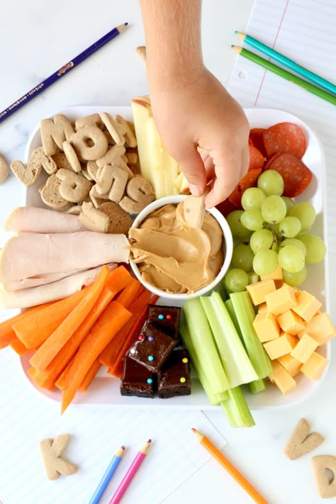 After School Snack Board, Afternoon Snacks For Kids, Graze Boards, Sack Lunches, Afterschool Snacks, Blw Ideas, Halloween Snack Mix, After School Snack, Snack Board