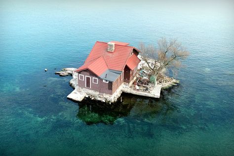 Earth’s tiniest inhabited island is known as Just Enough Room Island for a reason — it’s barely the size of a tennis court. Despite measuring in at a minuscule 3,300 square feet, the mi… Zombie Proof House, Dream Mansion, Unusual Homes, Island House, Island Living, Island Home, Private Island, Small Island, Island Life