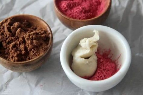 Diy Cream Blush, Lips Tint, Diy Concealer, How To Apply Blusher, Homemade Blush, Shea Butter Recipes, Homemade Eye Cream, Diy Cream, Cheek Stain