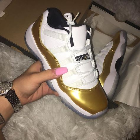 FASHION_LOVER Gold Jordans, White Jordan Shoes, Baskets Jordans, Jordan Gold, Retro Jordans, Jordan Shoes Girls, Expensive Shoes, Jordan Shoes Retro, Shoes Sneakers Jordans