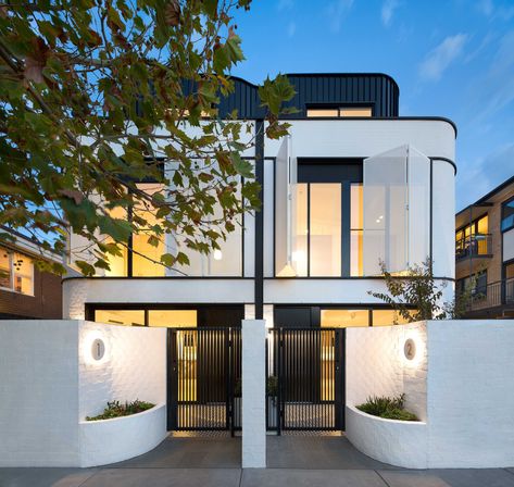 We Have Implemented A Void Over The Entry, Which Means It’s Actually A Double Height Space As You Walk In. - The Local Project Modern Townhouse Exterior, Duplex Architecture, Art Deco House Exterior, Townhouse Modern, Curved Facade, Row Housing, Townhouse Architecture, Art Deco Exterior, Contemporary Townhouse