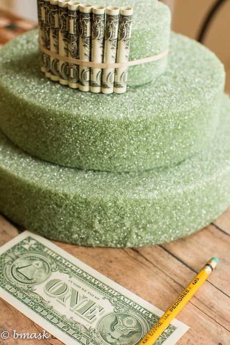 Graduation Money Gifts, Diy Graduation Gifts, Senior Graduation Party, Graduation Party Diy, Graduation Money, Graduation Party Planning, Money Cake, Money Bouquet, Creative Money Gifts