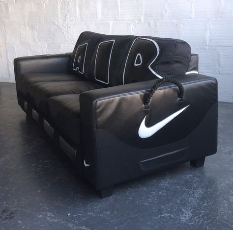 Aesthetic Home Kitchen, Paint Living Room, Nike Aesthetic, Home Ideas Kitchen, Apartment Living Room Decor, Decor Bedroom Ideas, Sneakerhead Room, Hypebeast Room, Black Living Room Decor