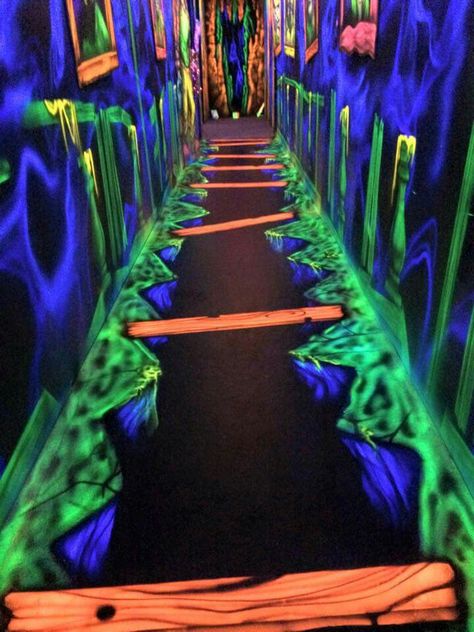 Halloween awesome Scary Tunnel Halloween, Halloween Decorations Outdoor Tunnel, Black Light Haunted House Ideas, Halloween Tunnel Entrance, Spook Alley Ideas, Spooky Disco, Blacklight Halloween, Haunted Garage, Haunted Carnival