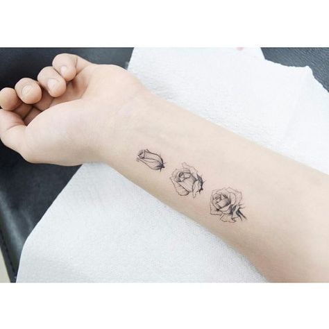 Rosebud Tattoo, Tattoos Architecture, Small Bird Tattoos, Cute Tattoos On Wrist, Tattoo Moon, Simple Henna Tattoo, 4 Tattoo, Arrow Tattoo, Butterfly Tattoo Designs