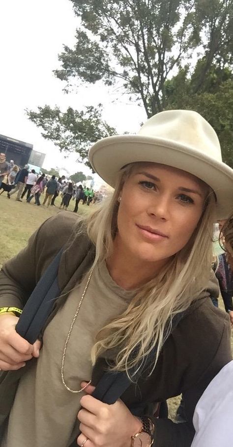 Ashley Harris, Enby Outfits, Androgynous Women, Ashlyn Harris, Beatiful People, Lesbian Fashion, Athletic Girls, Women’s Soccer, Usa Soccer Women