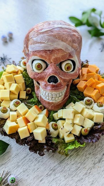 Mozzarella Cheese Balls, Water Lettuce, Halloween Appetizers Easy, Meat And Cheese Tray, Easy Halloween Snacks, Salami And Cheese, Eye Socket, Halloween Breakfast, Halloween Food Appetizers