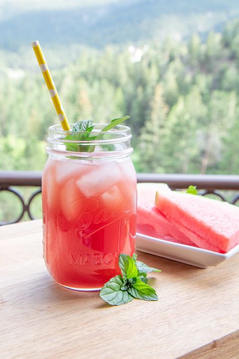 Watermelon Tea, Watermelon Drinks, Watermelon Uses, Healthy Refreshing Drinks, Watermelon Punch, Iced Tea Recipe, Watermelon Mojito, Watermelon Drink, Recipes For The Whole Family