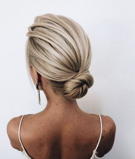 a sleek low bun with a bump is a cool idea is a great option for a minimalist or modern bride Low Bun, Wedding Hairstyles Updo, Wedding Hair And Makeup, Instagram Foto, Hair Dos, Bridesmaid Hair, Hair Day, Hair Updos, Up Hairstyles