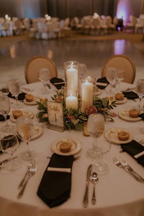 Round Table Centerpieces Wedding, Wedding Tablescapes Round, Wedding Table Centerpieces Elegant, Wedding Table Decorations Elegant, Round Table Centerpieces, Timeless Wedding Decor, Head Table Wedding Decorations, Round Wedding Tables, Upscale Wedding