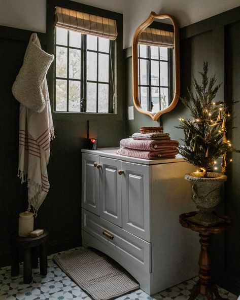 Cozy Bathroom Ideas, Urban Jungle Bedroom, Wayfair Bathroom, Dark Green Bathrooms, Lone Fox, Dark Bathroom Ideas, Forest Homes, Holiday Bathroom, Cozy Bathroom