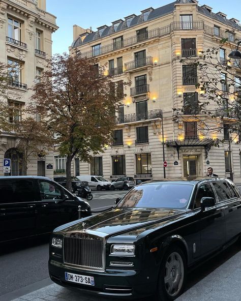 Elegant City Aesthetic, Paris Old Money, Old Rolls Royce, Qatar Travel, Royce Car, Rich Cars, Streets Of Paris, Winter Photoshoot, Rolls Royce Phantom