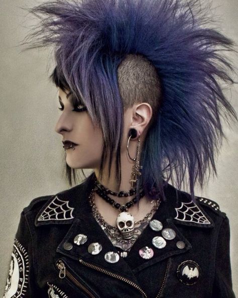 Amazing Girl #Deathhawk † #DeathRocker Fashion Purple Mohawk, Spiderweb Embroidery, Chicas Punk Rock, Chica Punk, Blue Raven, Drag Make-up, Goth Hair, Mohawks, Rock Girl