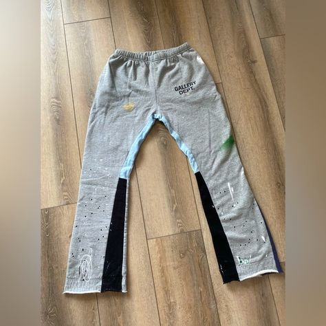 Gallery Dept. Flared painted Sweatpants grey Gallery Dept Flare Sweatpants, Painted Sweatpants, Flare Sweatpants Outfit, Gallery Dept Outfit, Gallery Dept Sweatpants, Dept Gallery, Sweatpants Grey, Drippy Outfit, Clothes Wishlist