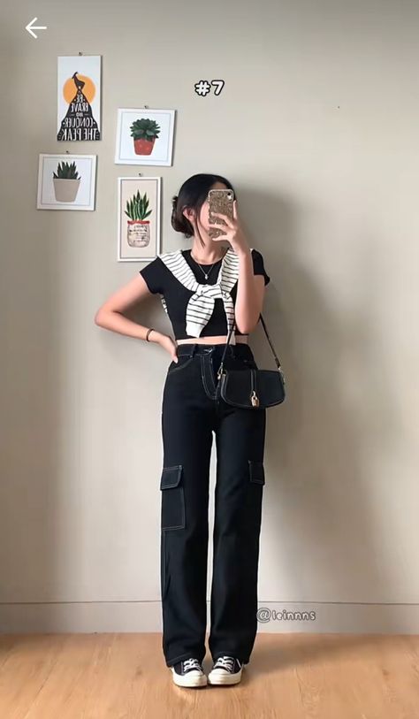 cr to elaine alethea on tiktok (@ on pic) outfit style cargo pants casual fashion Elaine Outfits, Outfit Casual Korea, Ootd Cargo Pants, Cargo Pants Ootd, Outfit Celana Cargo, Ootd Cargo, Style Cargo Pants, Cargo Pants Outfit, Fashion Muslim