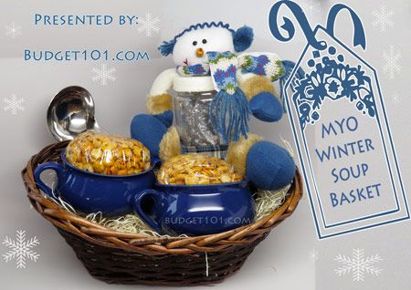 Create your own wonderfully warming winter soup basket! What a great way to show someone you care, this delightful basket is perfect throughout the winter season. This gift idea costs less than $12 and makes a great family gift. (Click on photo for directions) Soup Gift Basket, Gift Basket Homemade, Homemade Gift Basket Ideas, Clever Gift Ideas, Soup Gifts, Christmas Soup, Food Gift Basket, Gift Basket Ideas Christmas, Homemade Gift Baskets