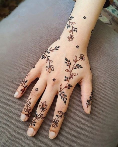 Astetic Mehndi Designs, Cottagecore Henna Designs, Minimal Henna Designs Hands, Hanna Hand Tattoo, Vine Henna Designs, Henna Arm Designs, Vine Henna, Simple Henna Designs Easy, Henna Designs Arm