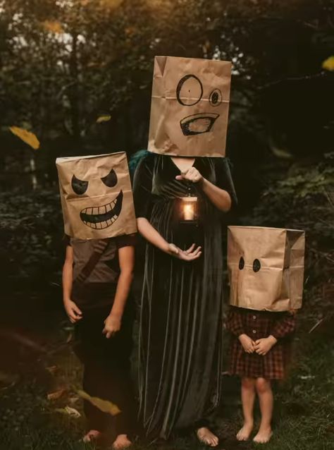 Family Photos Halloween, Halloween Photo Prop Ideas, Halloween Inspo Photoshoot, Paper Bag Photoshoot, Sibling Halloween Photoshoot, Halloween Photos With Friends, Halloween Food Photoshoot, Alt Family Pictures, Spooky Kids Photoshoot