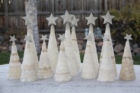 Isa Creative Musings: Vintage Lace & Silver Garland Christmas Trees Lace Christmas Tree, Shabby Chic Christmas Tree, Silver Garland, Lace Trees, Christmas Mix, Gift Drawing, Christmas Tree Garland, Lace Decor, Shabby Chic Christmas