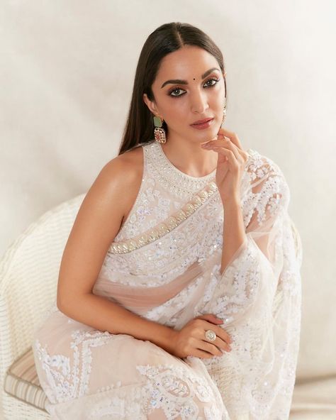 Kiara Advani Blouse Design, Kiara Advani Outfits, Saree Hairstyle, Manish Malhotra Designs, Manish Malhotra Saree, Saree Wearing Styles, Indian Movie, Fashionable Saree Blouse Designs, Beautiful Sarees