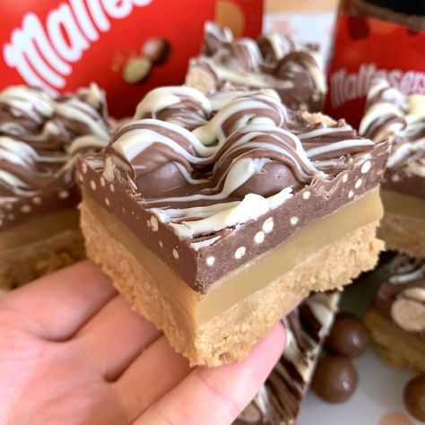 Malteser Millionaire Shortbread, Tray Cakes Ideas, Malteser Recipes, Malted Milk Biscuits, Traybake Recipes, British Snacks, Janes Patisserie, Millionaire Shortbread, Gooey Caramel