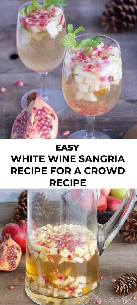 This fabulous white wine sangria recipe is so pretty and full of amazing fall flavor! Easy White Wine Sangria Recipe, White Wine Punch, Easy White Wine Sangria, Easy White Sangria Recipe, Winter Sangria Recipes, Wine Sangria Recipe, Christmas Sangria Recipes, Sangria White, Fall Sangria Recipes