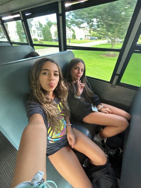 heading home • #bus #school #friends #jenna School Bff Pics, Bff School Pictures, Travel With Best Friend, Pictures To Take With Your Best Friend, School Bus Aesthetic, Photos To Take With Friends, Middle School Friends, School Friends Aesthetic, School Pics With Friends