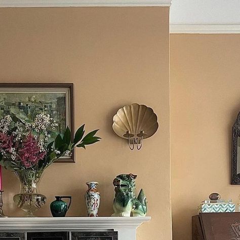 Edward Bulmer Natural Paint on Instagram: "As comforting as a cup of tea. 'Cinnamon' is a colour with 'depth and nuance' as @anouskatamonydesigns describes it, and she's not wrong! Its soft and rustic charm is a fantastic backdrop in all kinds of rooms and spaces with a little black umber pigment to ground it. Wonderful paired with antique dark wood furniture as it is with modern pieces and is the perfect mise-en-scène for all of Anouska's beautiful trinkets." Cinnamon Edward Bulmer, Edward Bulmer Cinnamon, Colours 2023, Beautiful Trinkets, Tea Cinnamon, Edward Bulmer, Pinky Orange, Natural Paint, Dark Wood Furniture