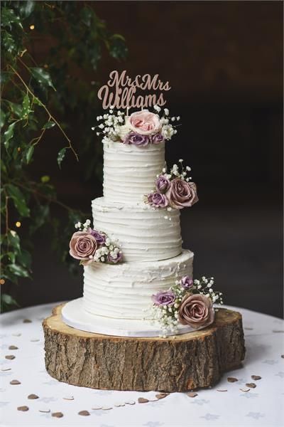 Wedding Bouquets Mauve, Rustic Theme Cake, Mauve And Grey Wedding, Mauve Wedding Table, Mauve And White Wedding, Bridesmaid Dresses Mauve, Wedding Cake October, Grey Wedding Table, Seminaked Wedding Cake