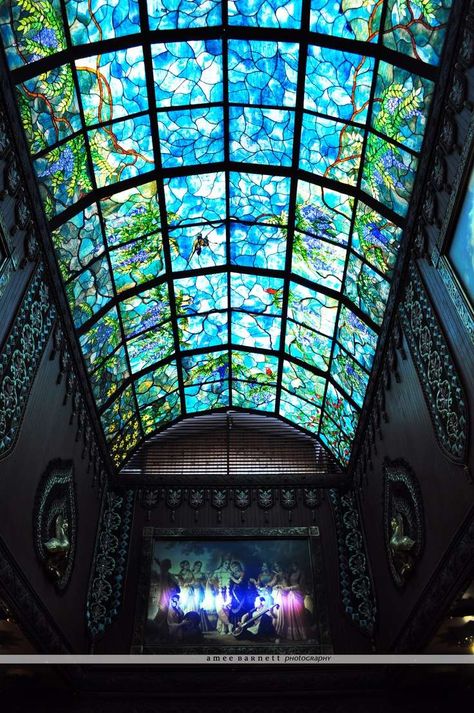 Prabhupada's Palace of God...ummm this is in West Virginia, definitely need to plan a trip here sometime! Stained Glass Ceiling, City Of Gold, زجاج ملون, Beautiful Windows, Art Stained, Glass Ceiling, Stained Glass Mosaic, Leaded Glass, Beautiful Architecture