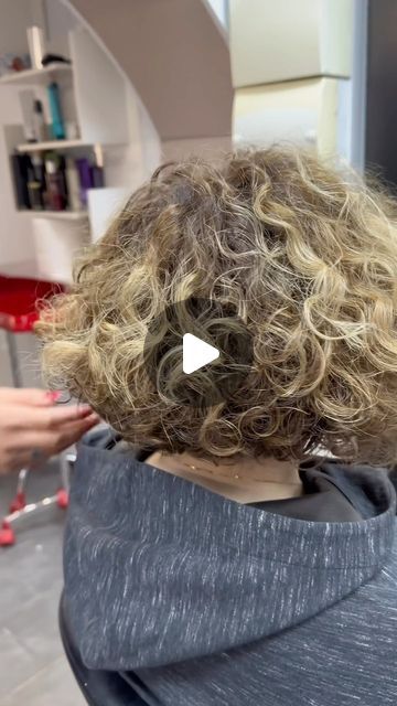 @Zara Kalai on Instagram: Couleur et technique de coupe sur cheveux bouclés  . . . . . #hairstyliste #hairtutorial @latelierdezaraparis #coupedecheveux #couleurcheveux #couleur #olaplexfrance #olaplexfrance #matrixhair #matrixcolor #matrix #salondecoiffure #clichy #paris ##cheveux #cheveuxbouclés #cheveuxcourts Matrix, Zara, Paris, On Instagram, Instagram