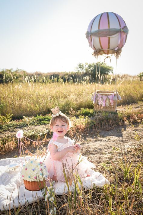 Diy Hot Air Balloon, Birthday Hot Air Balloon, Half Birthday Baby, Diy Hot Air Balloons, Vintage Birthday Parties, Balloons Photography, Hot Air Balloon Party, Photography Cake, 1st Birthday Pictures