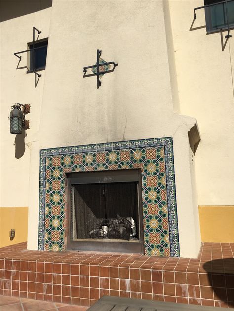 Mexican Tile Fireplace, Spanish Style Fireplace, Spanish Style Home Exterior, Tile Around Fireplace, Spanish Style Home Interior, Spanish Style Bathrooms, Spanish Style Kitchen, Spanish Style Decor, Workout Room Home