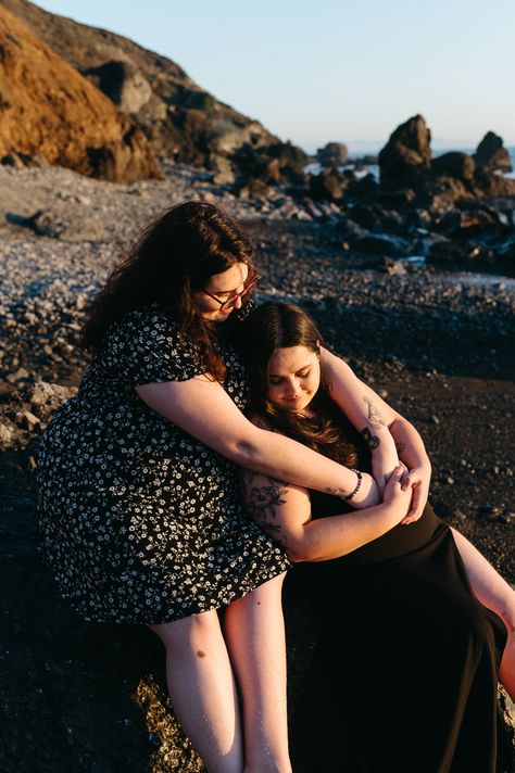 lindsey shea photography, queer couples photography, couples beach photoshoot, queer couples photo idea, queer couple photo inspo, documentary couples photos, sunset beach couples photos, queer couple beach photoshoot, golden hour couples photos, muir beach, california beach couples photos Couple Beach Photoshoot, Photoshoot Golden Hour, Queer Couples, Lesbian Engagement Photos, Couples Beach Photoshoot, Beach Couples Photos, Engagement Posing, Muir Beach, Photo Mood