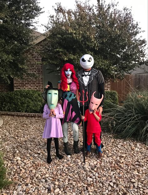 Family Of 4 Nightmare Before Christmas Costumes, Family Of 4 Halloween Ideas, Big Family Group Costumes, Costume Ideas Family Of Five, Halloween Family Costume For 4, Matching Family Halloween Costumes For 4, Family Cosplay Ideas Anime, Nightmare Before Christmas Halloween Costumes Family Photo, Family Of 4 Disney Halloween Costumes