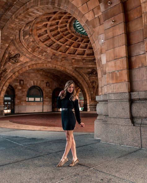 This blog is your complete guide to the most Instagrammable places in Pittsburgh. Find it all in my blog post now. [PIN FOR LATER] #pittsburghtravel #pittsburgh #visitpittsburgh #pittsburghinstagramspots #pittsburghphotos #pittsburghskyline #pittsburghtravelguide #pittsburghphotography Pittsburgh Street Style, Pittsburgh Photography, Pittsburgh Senior Pictures, Pittsburgh Photoshoot, Visit Pittsburgh, Chicago Riverwalk, Pittsburgh Skyline, Maternity Photography Poses Outdoors, Pittsburgh City