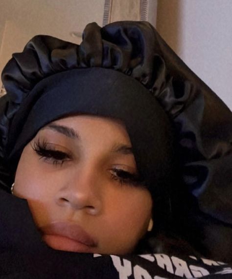 Bonnets Black Women, Bonnet Black Women, Bonnet Baddie, Bonnets Aesthetic, Ayanna Core, Bonnet Pics, Bonnet Aesthetic, Silk Hair Bonnets, Silk Bonnet