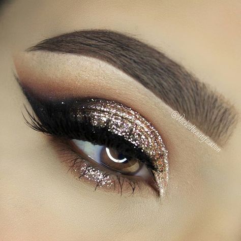 Makeup Glitter Smokey Eyes, Glitter Eyeshadow Looks, Machiaj Smokey Eyes, Liner Makeup, Smoky Eyes, Gold Eyeshadow, Winged Liner, Glitter Makeup, Glitter Eyeshadow