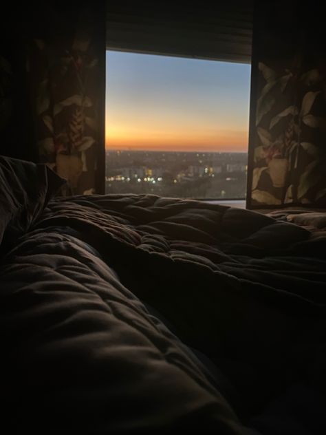 Early Morning Aesthetic Bed, Morning Bird Aesthetic, Waking Up Early Aesthetic 4 Am, Going To Bed Early Aesthetic, Wakeup Early Aesthetic, Early Bird Aesthetic, Early School Morning Aesthetic, Early Morning Aesthetic Sunrise, Early Riser Aesthetic