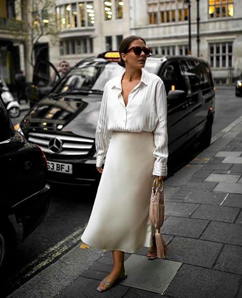 Satin Skirt Street Style Trend | BeSugarandSpice - Fashion Blog Satin Skirt Street Style, Slip Skirt Outfit, Silk Slip Skirt, Satin Skirt Outfit, Skirt Outfit Ideas, Satin Slip Skirt, Look Zara, Ivory Skirt, Beige Outfit