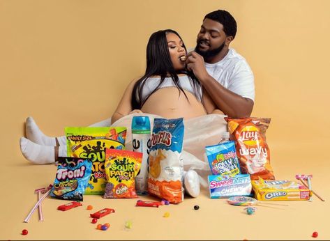 Snack Maternity Shoot, Maternity Photography Tips, Diy Maternity Photos, Maternity Shoot Outfit, Maternity Picture Outfits, Family Maternity Pictures, Funny Maternity, Pregnancy Announcement Photoshoot, Baby Announcement Photoshoot