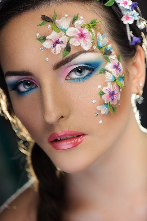 25+ Coolest Floral Makeup Looks Face Art Makeup Flowers, Flowers Facepainting, Extreme Make-up, Carnaval Make-up, Obličejové Masky, Make Carnaval, April Activities, Makeup Stylist, Flower Makeup