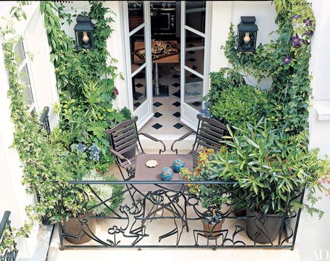 The railing on the rear balcony of designer Pierre Yovanovitch’s Paris duplex was created after a Jean Cocteau plate. Ideas Terraza, French Balcony, Balcony Privacy, Balcony Gardens, Balcony Design Ideas, Tiny Balcony, Small Balcony Garden, Small Balcony Design, Outdoor Paradise