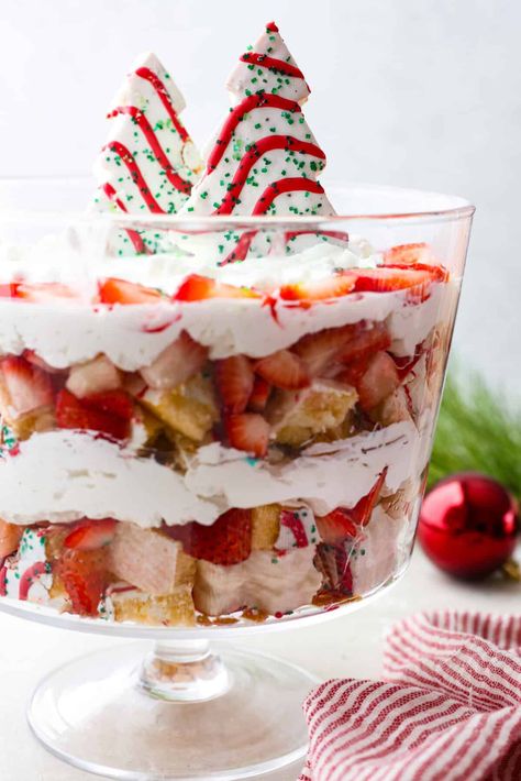 Little Debbie Christmas Tree Trifle Little Debbie Christmas Tree Cake Triffle, Christmas Tree Cake Triffle, Christmas Tree Trifle, Strawberry Trifle Recipes, No Bake Haystack Cookies, Christmas Trifle Recipes, Dessert Favorites, Little Debbie Snack Cakes, Trifle Recipes Easy