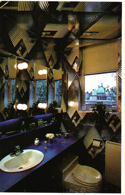 Ultra 70's Bathroom 1970s Interior, 1970s Bathroom, 70s Bathroom, Home Sweet Hell, 1970s Interior Design, Foil Wallpaper, 70’s Decor, Retro Rooms, Vintage Interior Decor