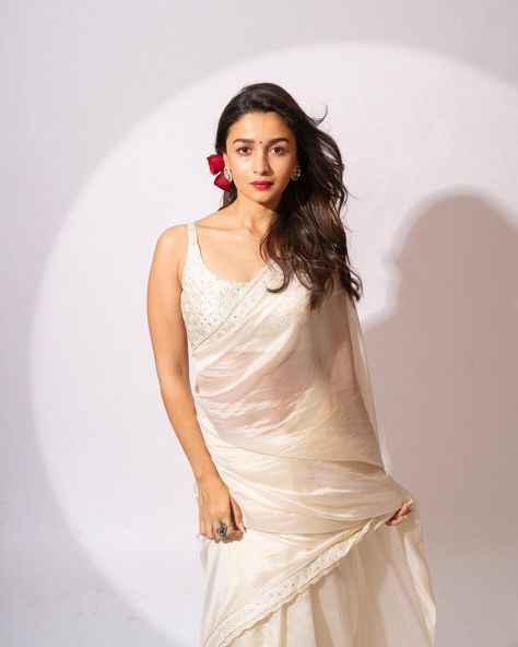 Iconic Bollywood Saree Looks, Alia Bhatt White Saree Look, White Saree Makeup Look, Aalia Bhatt Saree, Green Churidar, Ivory Saree, Alia Bhatt Saree, Punit Balana, Saree Hairstyles