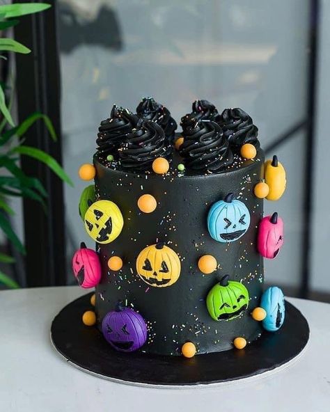 Halloween Cakes Ideas, Spooky Cake, Halloween Birthday Cakes, Neon Halloween, Halloween Cake Decorating, Birthday Cake Decorating Ideas, Couture Cakes, Halloween Sweets, Cake Decorating Ideas